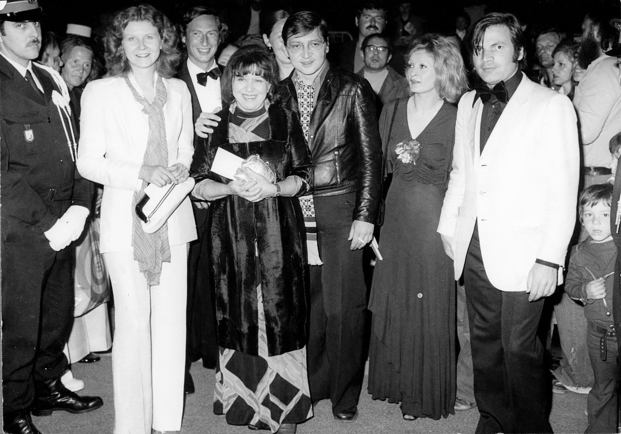 Irm Hermann, Brigitte Mira, Rainer Werner Fassbinder, Ingrid Caven und Laurens Straub posieren für ein Gruppenfoto.