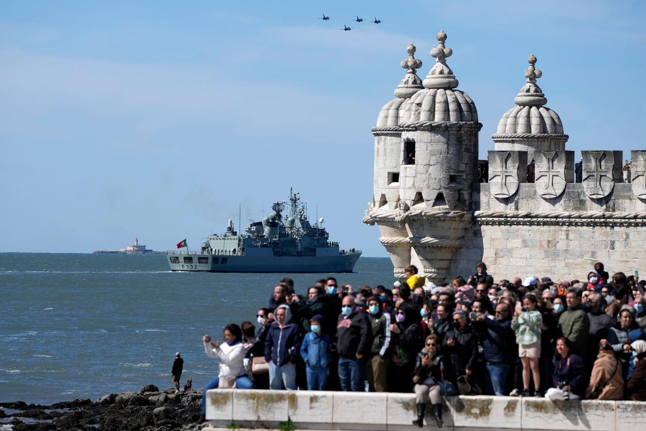 Marineschiffe und Kampfflugzeuge am Tagus in Lissabon 