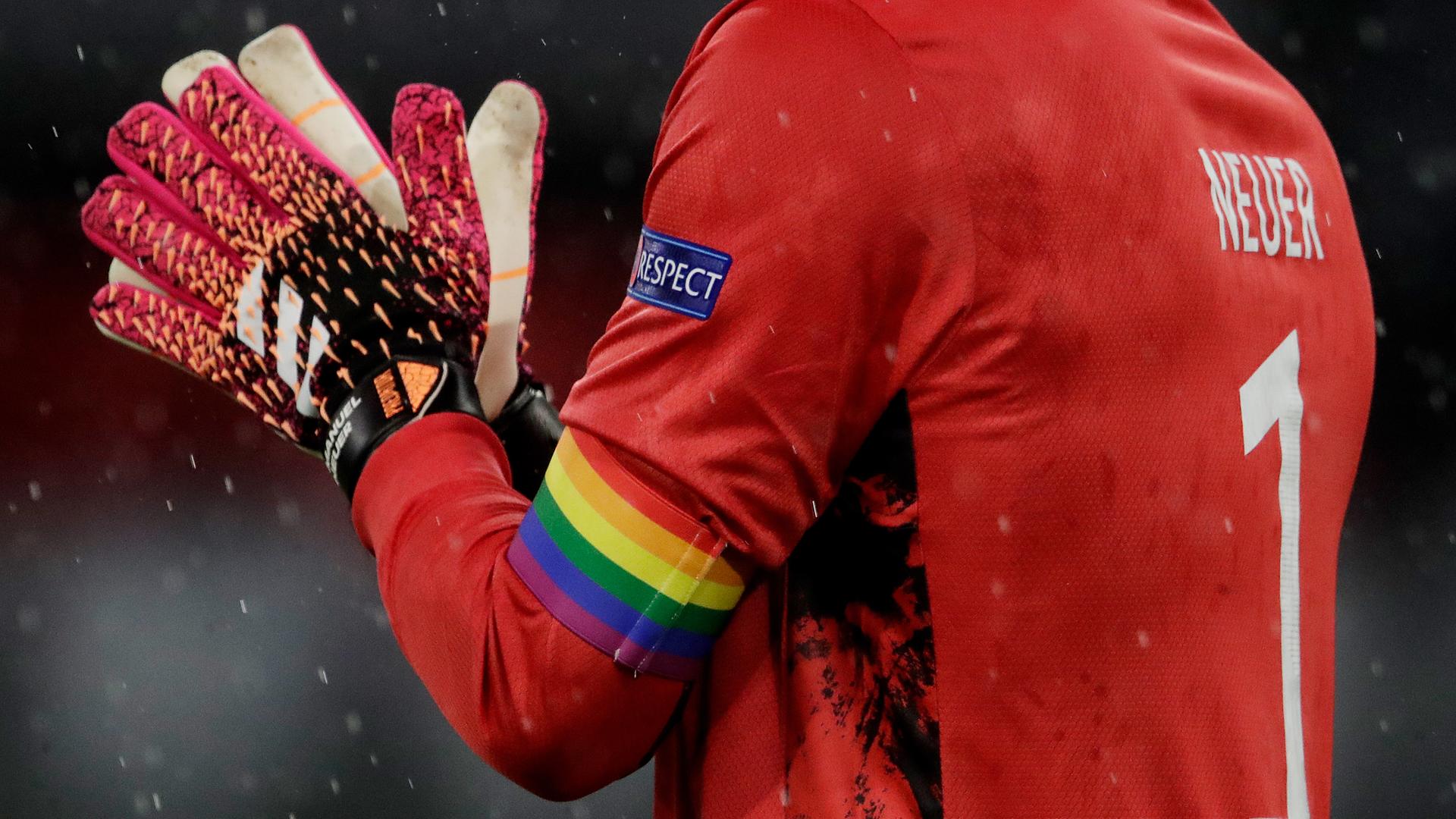 Der deutsche Fußballnationaltorwart Manuel Neuer trägt eine Kapitänsbinde in Regenbogenfarben beim Spiel gegen Ungarn während der Fußball-Europameisterschaft 2021. 