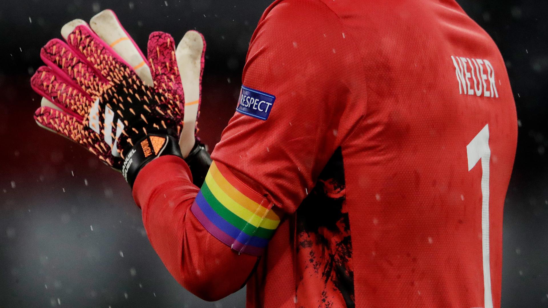 Der deutsche Fußballnationaltorwart Manuel Neuer trägt eine Kapitänsbinde in Regenbogenfarben beim Spiel gegen Ungarn während der Fußball-Europameisterschaft 2021. Der deutsche Fußballnationaltorwart Manuel Neuer trägt eine Kapitänsbinde in Regenbogenfarben beim Spiel gegen Ungarn während der Fußball-Europameisterschaft 2021.