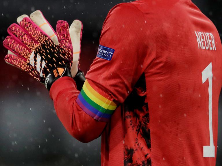 Der deutsche Fußballnationaltorwart Manuel Neuer trägt eine Kapitänsbinde in Regenbogenfarben beim Spiel gegen Ungarn während der Fußball-Europameisterschaft 2021. 