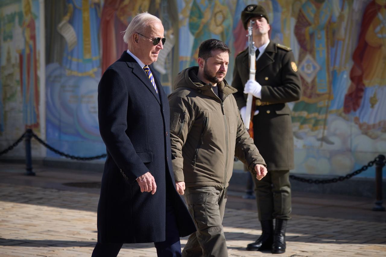 US-Präsident Biden neben dem ukrainischen PräsidentenSelenskyj im Zentrum von Kiew US-Präsident Biden neben dem ukrainischen PräsidentenSelenskyj im Zentrum von Kiew