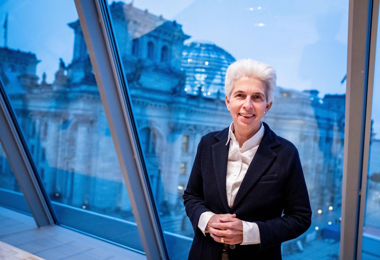 Marie-Agnes Strack-Zimmermann, FDP-Bundestagsabgeordnete, Mitglied des FDP-Bundesvorstandes und Verteidigungspolitikerin, blickt im Jakob-Kaiser-Haus vor dem Reichstagsgebäude in die Kamera des Fotografen. Marie-Agnes Strack-Zimmermann, FDP-Bundestagsabgeordnete, Mitglied des FDP-Bundesvorstandes und Verteidigungspolitikerin, blickt im Jakob-Kaiser-Haus vor dem Reichstagsgebäude in die Kamera des Fotografen.