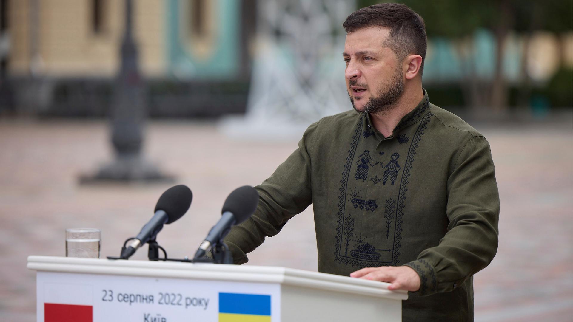 Ukraines Präsident Wolodymyr Selenskyj steht an einem Rednerpult (3. August 2022) Ukraines Präsident Wolodymyr Selenskyj steht an einem Rednerpult (3. August 2022)