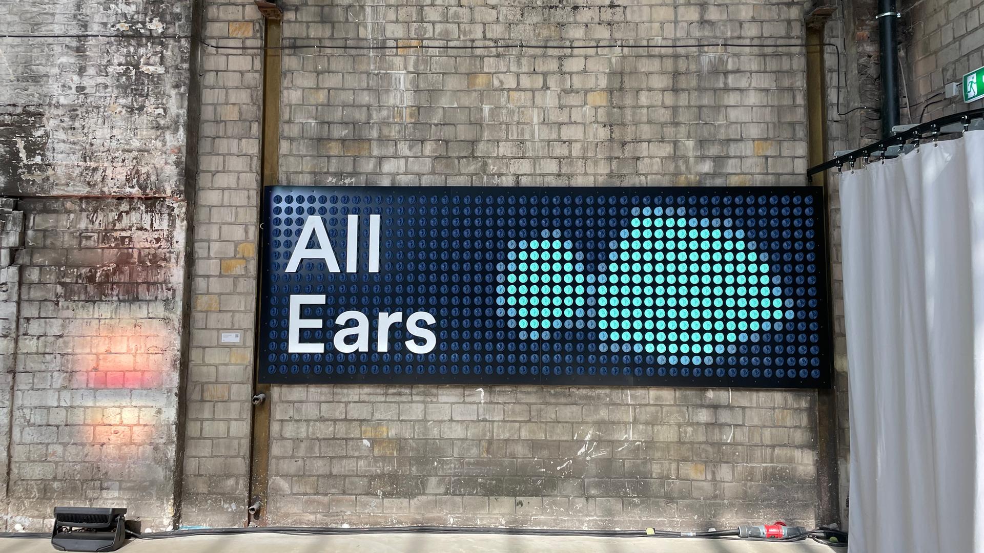 Veranstaltungsinstallation mit dem Schriftzug "all ears".