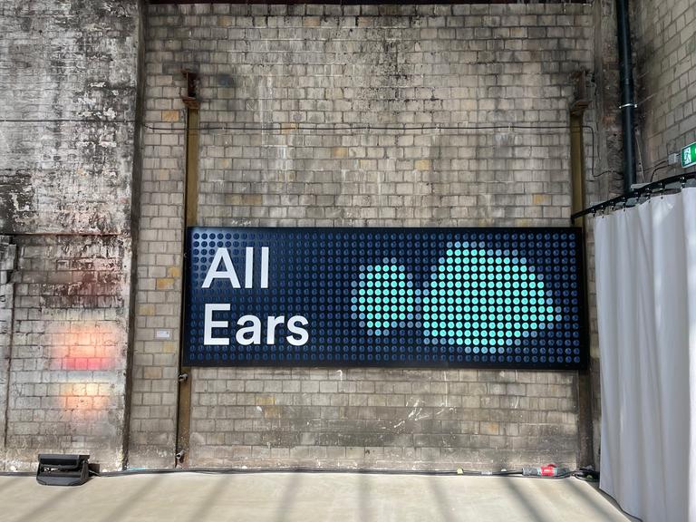Veranstaltungsinstallation mit dem Schriftzug "all ears".