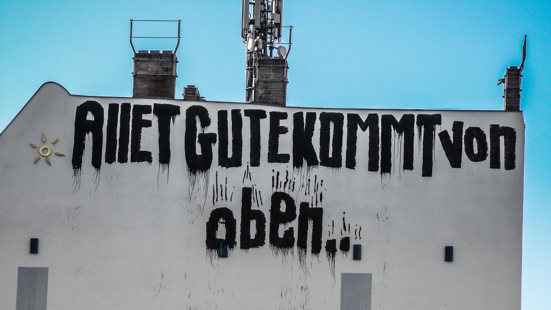 "Allet gute kommt von oben" steht auf einer Mauer in Berlin. "Allet gute kommt von oben" steht auf einer Mauer in Berlin.