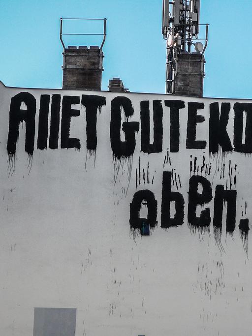 "Allet gute kommt von oben" steht auf einer Mauer in Berlin.