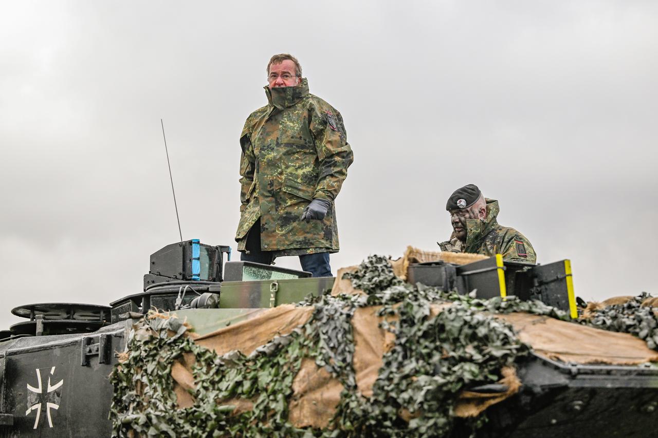Der Verteidigungsminister Boris Pistorius fährt auf einem Leopard 2 Panzer beim Besuch des Panzerbataillon der Bundeswehr im Februar 2023.