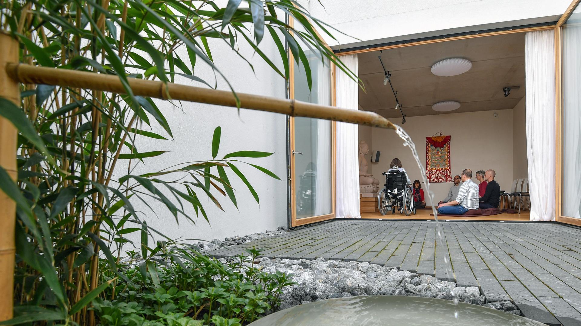 Mitarbeiter und Bewohner des Sukhavati Spiritual Care Centers in Bad Saarow (Brandenburg) beim Meditieren Mitarbeiter und Bewohner des Sukhavati Spiritual Care Centers in Bad Saarow (Brandenburg) beim Meditieren