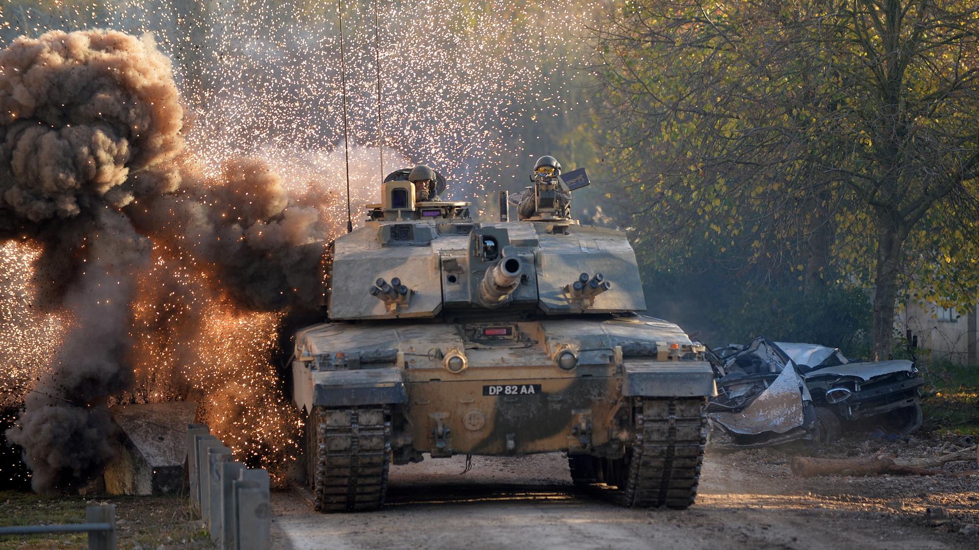 Abgebildet ist ein Challenger 2 (CR2), der an einer Land Combat Power Visit (LCPV)-Probe in Copehill Down Village, Salisbury Plain, teilnimmt, um sich auf einen Besuch des Verteidigungsministers vorzubereiten. Die Kings Royal Hussars (KRH) Battlegroup und die Royal Welsh demonstrierten die Kampfkraft ihrer Einheiten. Der Challenger 2 (CR2) ist der Hauptkampfpanzer der britischen Armee. Der CR2 basiert auf dem ursprünglichen Challenger 1-Panzer, der mit Auszeichnung bei Operationen im Golfkrieg und auf dem Balkan diente. Abgebildet ist ein Challenger 2 (CR2), der an einer Land Combat Power Visit (LCPV)-Probe in Copehill Down Village, Salisbury Plain, teilnimmt, um sich auf einen Besuch des Verteidigungsministers vorzubereiten. Die Kings Royal Hussars (KRH) Battlegroup und die Royal Welsh demonstrierten die Kampfkraft ihrer Einheiten. Der Challenger 2 (CR2) ist der Hauptkampfpanzer der britischen Armee. Der CR2 basiert auf dem ursprünglichen Challenger 1-Panzer, der mit Auszeichnung bei Operationen im Golfkrieg und auf dem Balkan diente.