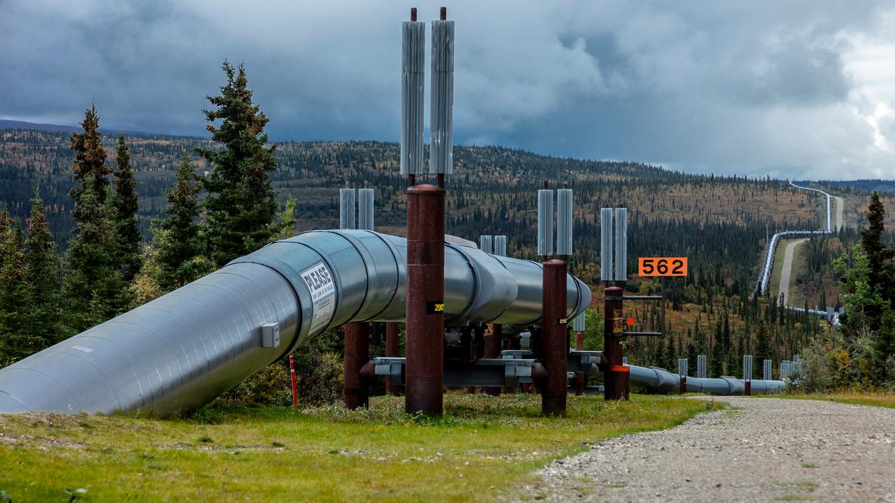 Die Trans-Alaska-Pipeline schlängelt sich kilometerlang durch eine karge Naturlandschaft in Alaska. Die Trans-Alaska-Pipeline schlängelt sich kilometerlang durch eine karge Naturlandschaft in Alaska.