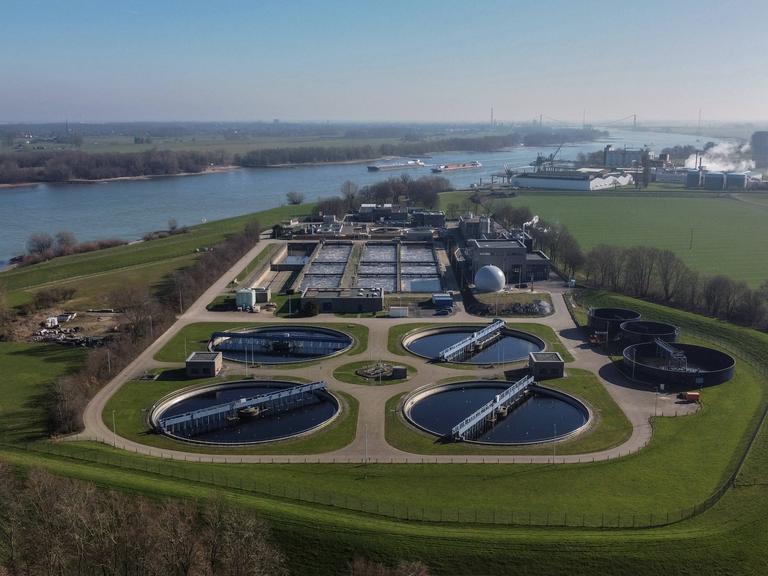 Luftaufnahme einer großen Kläranlage mit den dafür typischen, großen Wasserbecken