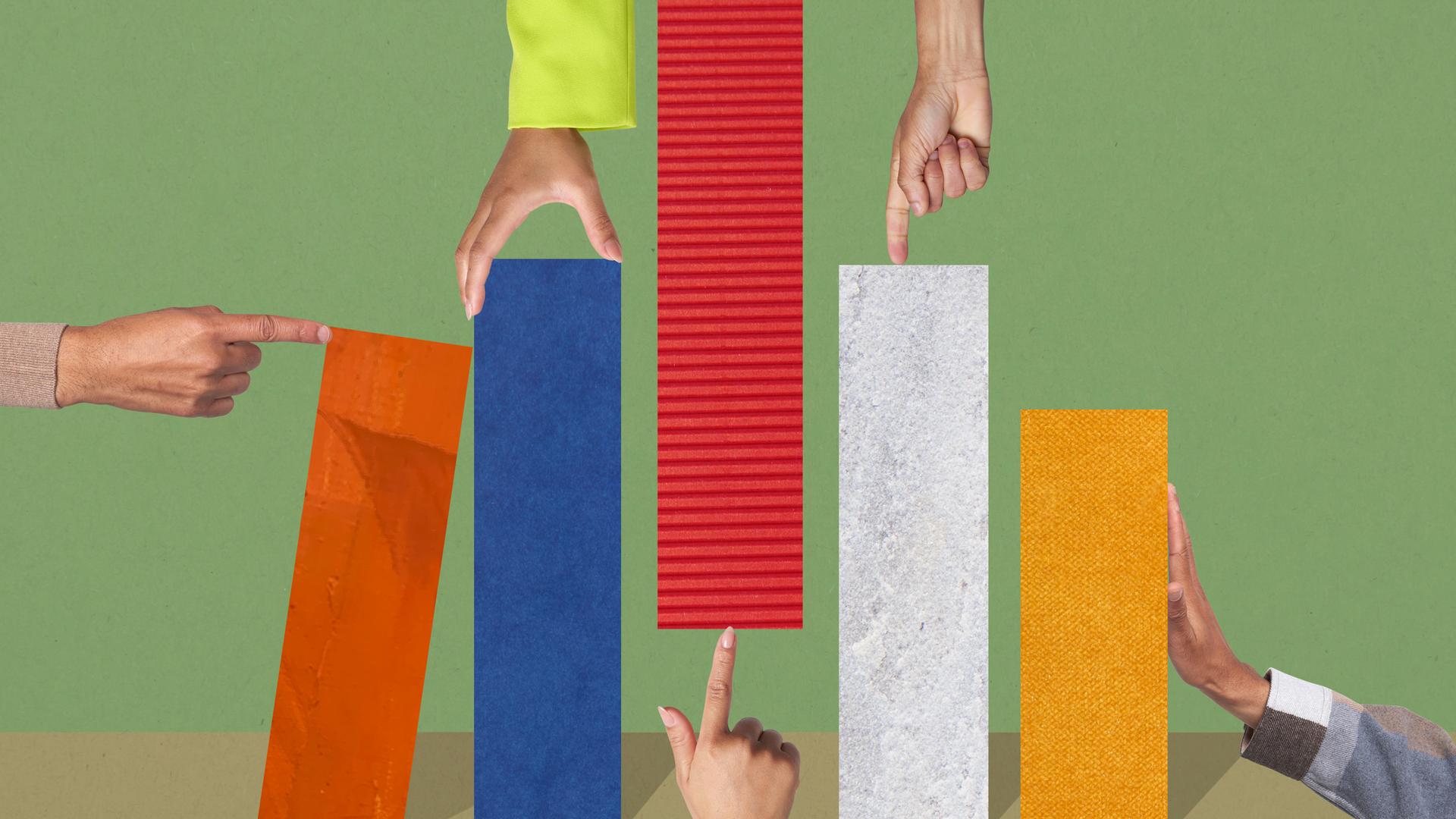 Collage von Händen die verschieden farbige Balken auf einem Untergrund nebeneinander legen Collage von Händen die verschieden farbige Balken auf einem Untergrund nebeneinander legen