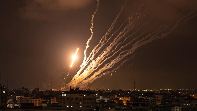 Auf dem Foto ist bei nächtlicher Beleuchtung zu sehen, wie Raketen aus dem Gazastreifen in Richtung Israel abgefeuert werden.