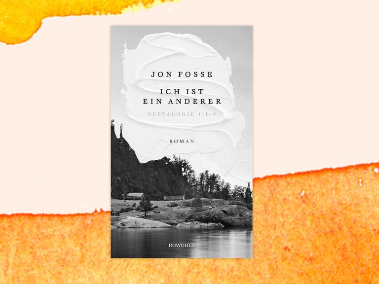 Cover des Romans "Ich ist ein anderer" von Jon Fosse vor orangefarbenem Aquarellhintergrund. Das Buchcover ist schwarz-weiß gehalten, es zeigt ein Foto einer Landschaft: Zwei Häuser stehen auf einer Wiese in der Nähe eines Ufers, sie sind umgeben von Wald.