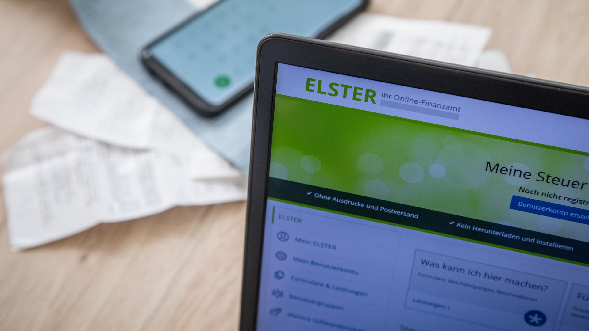 Auf einem Laptop ist die Startseite der Steuersoftware ELSTER geöffnet (gestellte Szene). Auf einem Laptop ist die Startseite der Steuersoftware ELSTER geöffnet (gestellte Szene).