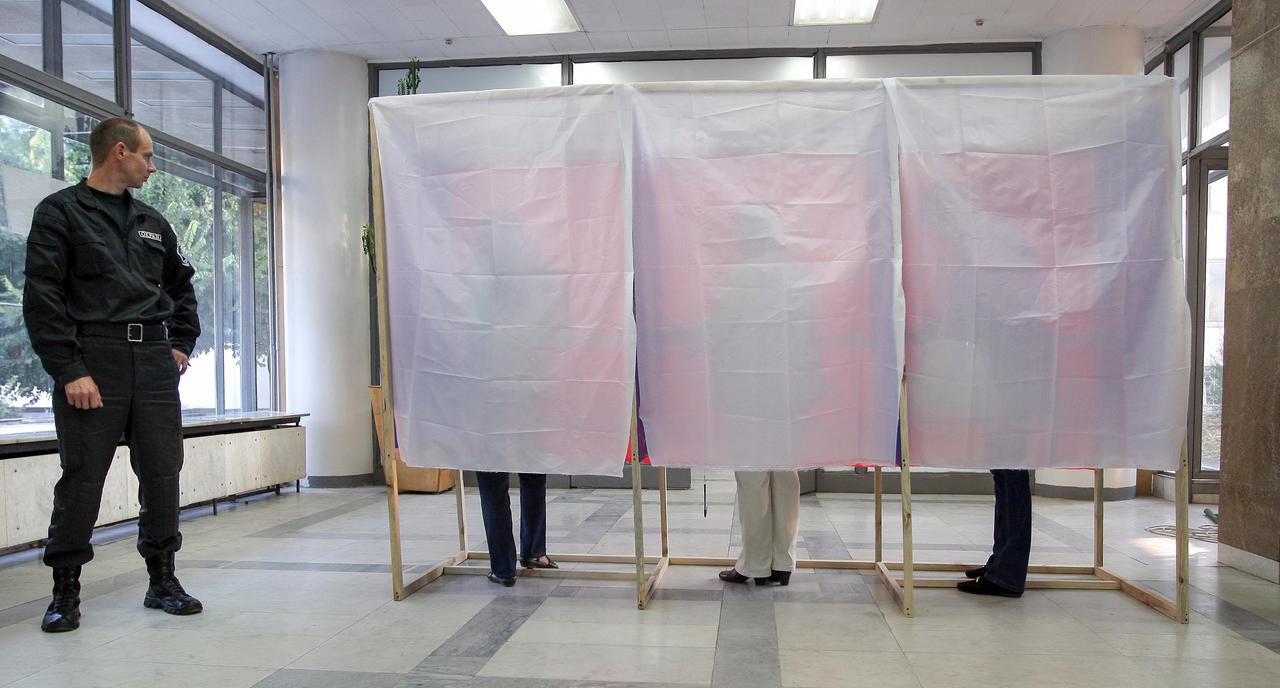 Der Sicherheitsmann hat das Wahllokal im Blick: Russische Regionalwahlen im September 2014 auf der besetzten ukrainischen Halbinsel Krim