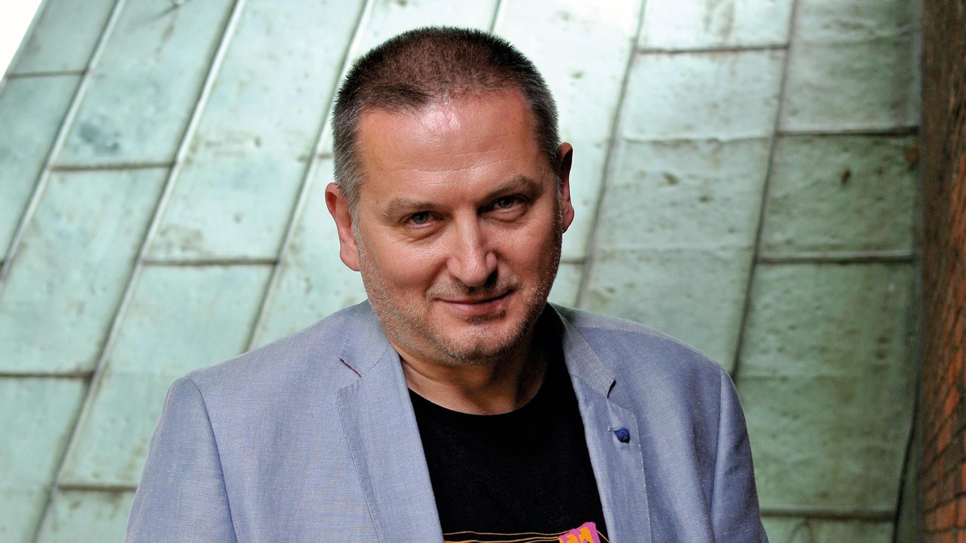 Georgi Gospodinov grinst in die Kamera. Er hat eine Hand in seiner Hosentasche. Georgi Gospodinov grinst in die Kamera. Er hat eine Hand in seiner Hosentasche.