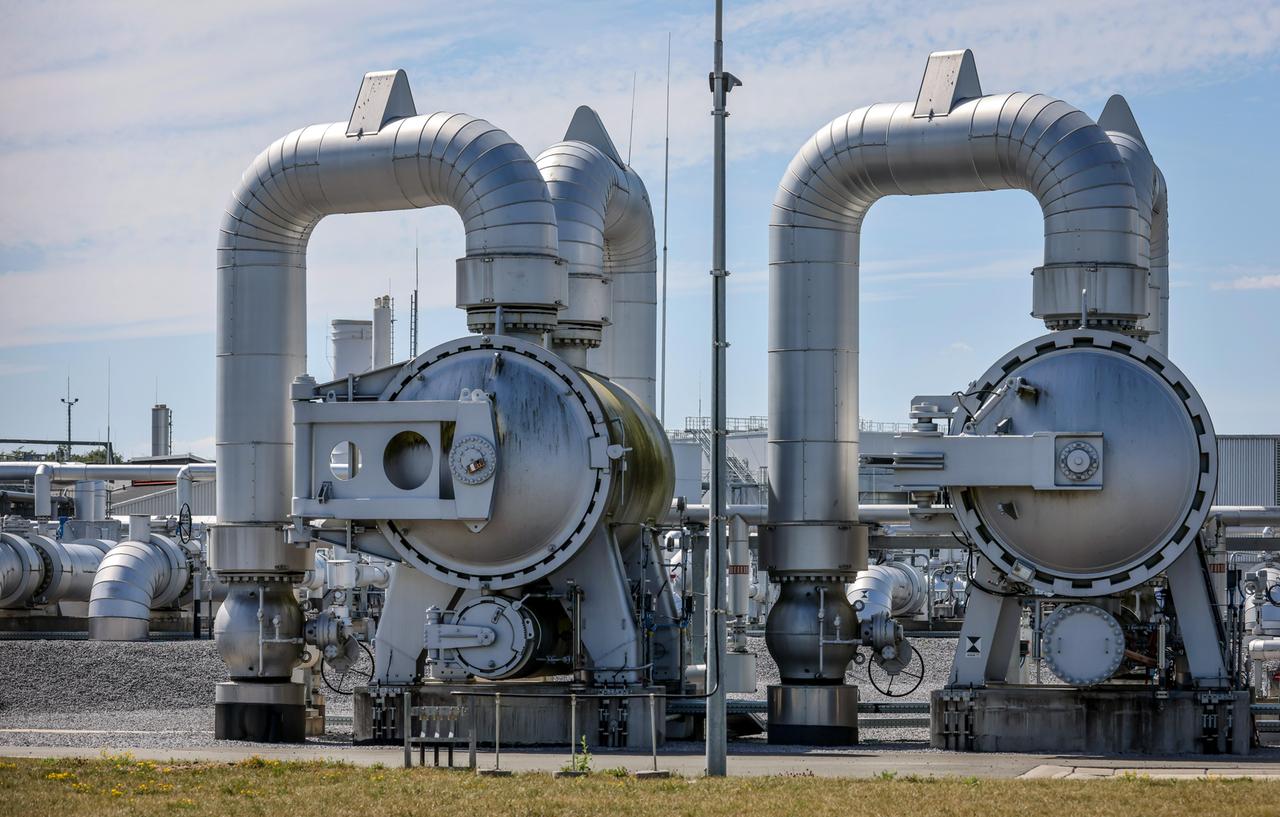 Industrieanlage mit vielen großen Leitungen und Ventilen: Erdgas Verdichterstadion und Pumpstation der Open Grid Europe, Werne. Industrieanlage mit vielen großen Leitungen und Ventilen: Erdgas Verdichterstadion und Pumpstation der Open Grid Europe, Werne.
