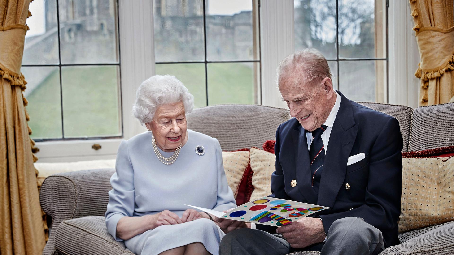 Die Queen sitzt mit Prince Philip im November 2020 auf einem Sofa