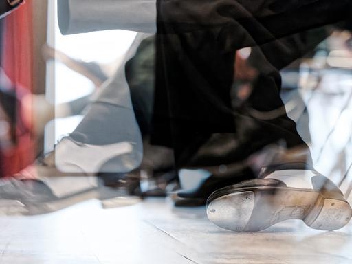 Nahaufnahme von Stepptanz-Schuhen, die durch die Bewegung verwischt erscheinen.