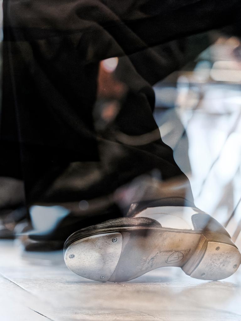 Nahaufnahme von Stepptanz-Schuhen, die durch die Bewegung verwischt erscheinen.