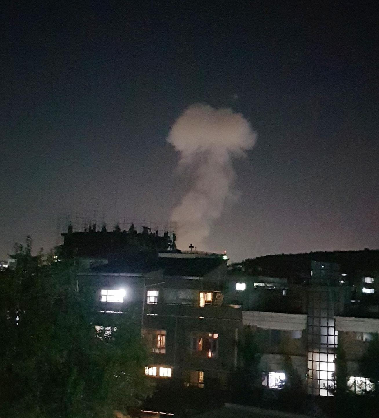Über dem dunklen Nachthimmel von Kabul steigt nach einer Explosion eine pilzförmige Rauchwolke empor.