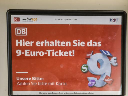 Fahrkartenautomat für das 9-Euro-Ticketdauf dem Bahnhof in Aha am Schluchsee im Schwarzwald. 
