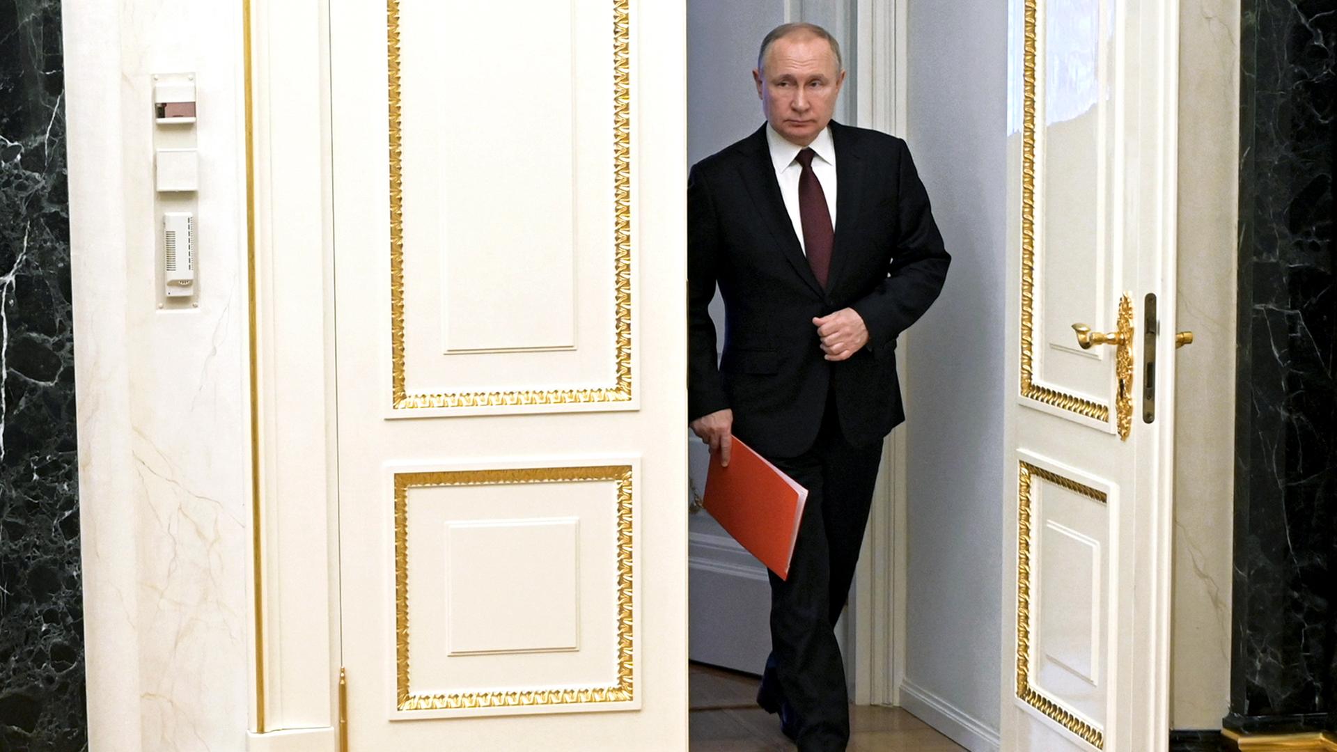 Der russische Präsident Wladimir Putin betritt einen Raum im Kreml Der russische Präsident Wladimir Putin betritt einen Raum im Kreml