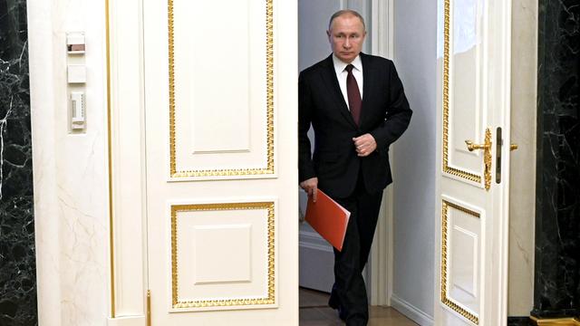 Der russische Präsident Wladimir Putin betritt einen Raum im Kreml