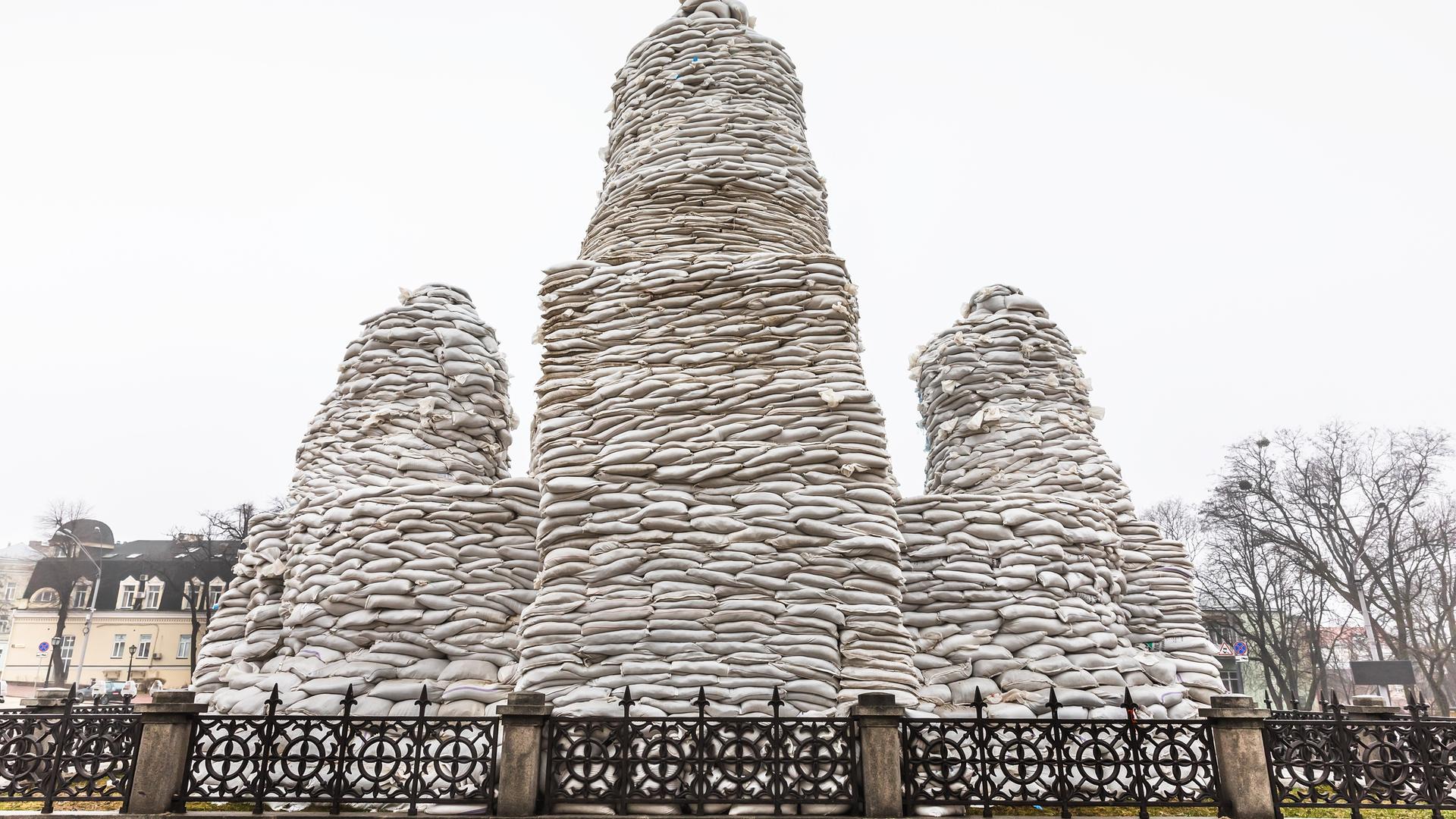 Mit Sandsäcken versucht man ein ukrainisches Denkmal vor einem möglichen Bombardement durch Russland zu schützen. Mit Sandsäcken versucht man ein ukrainisches Denkmal vor einem möglichen Bombardement durch Russland zu schützen.
