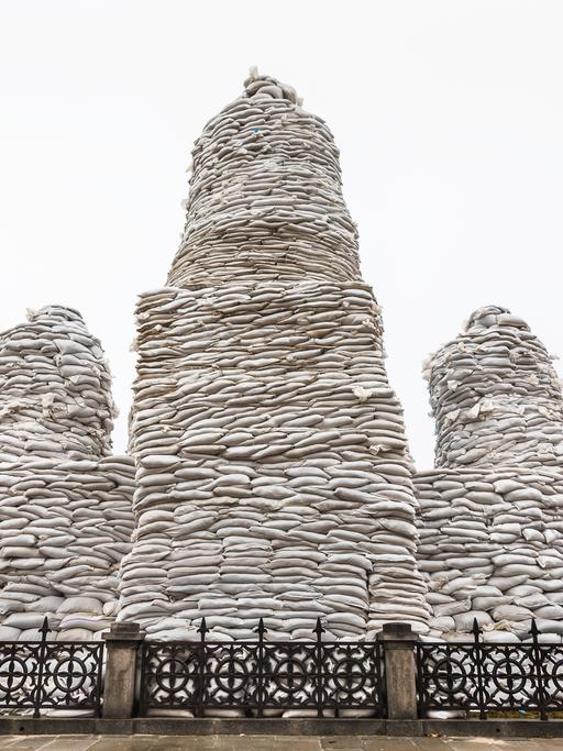 Mit Sandsäcken versucht man ein ukrainisches Denkmal vor einem möglichen Bombardement durch Russland zu schützen.