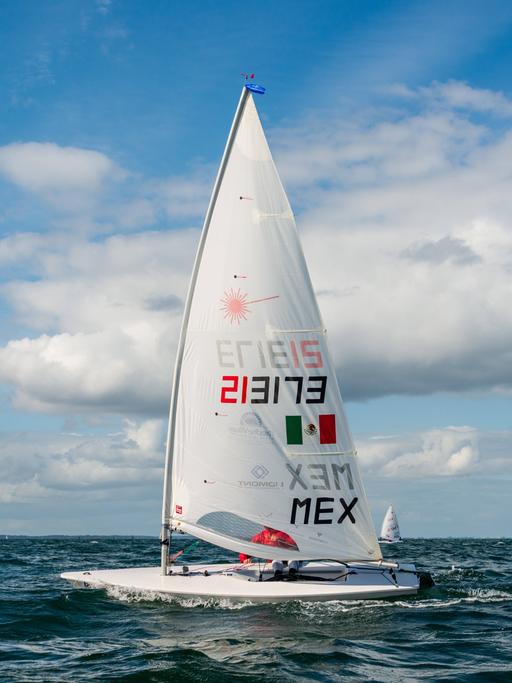Ein kleines Segelboot mit einem Segelmast auf dem Meer während einer Regatta.