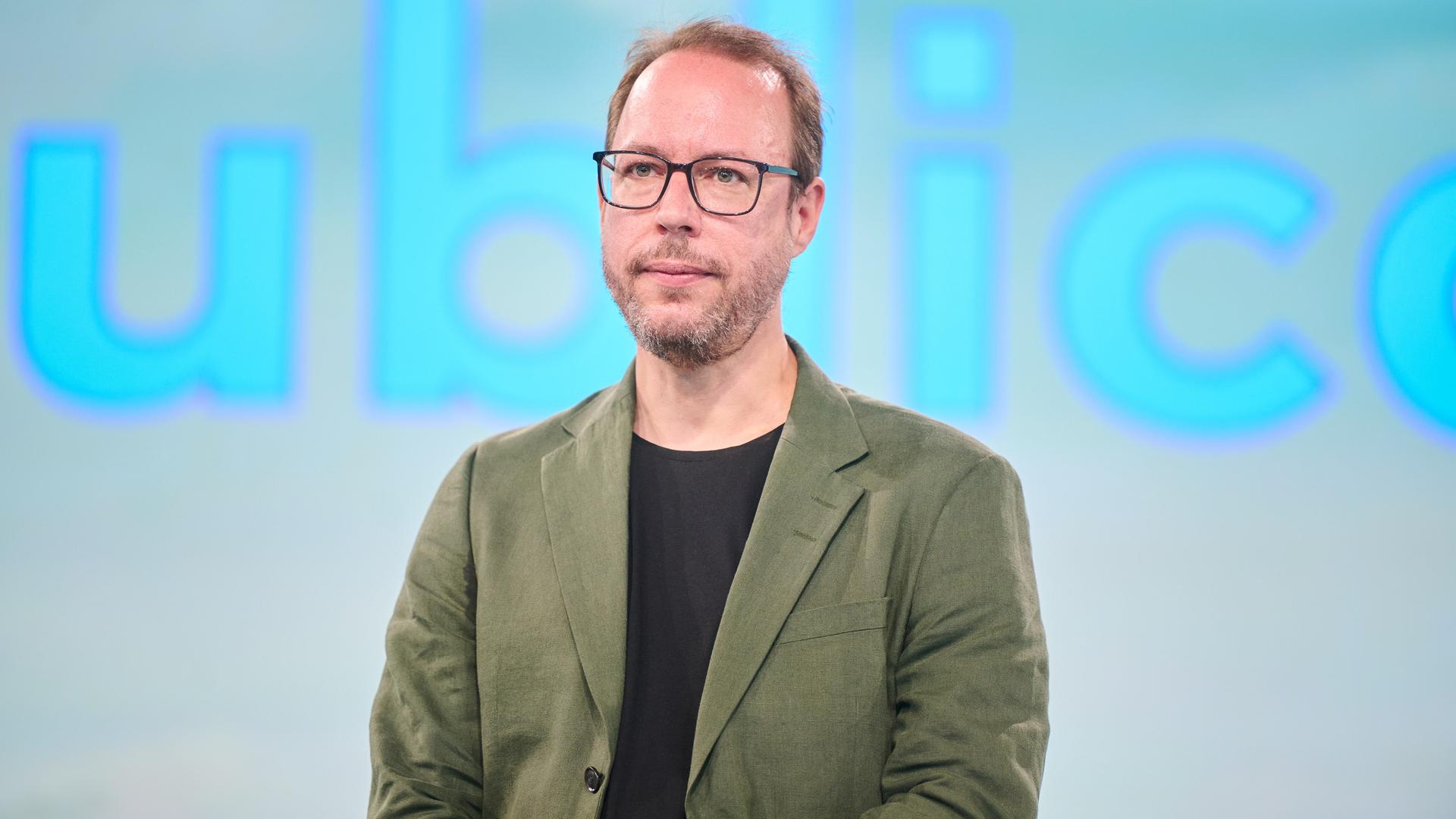 Republica Mitgründer Markus Beckedahl steht auf der Bühne und begrüßt die Gäste zur Konferenz 2022. Republica Mitgründer Markus Beckedahl steht auf der Bühne und begrüßt die Gäste zur Konferenz 2022.