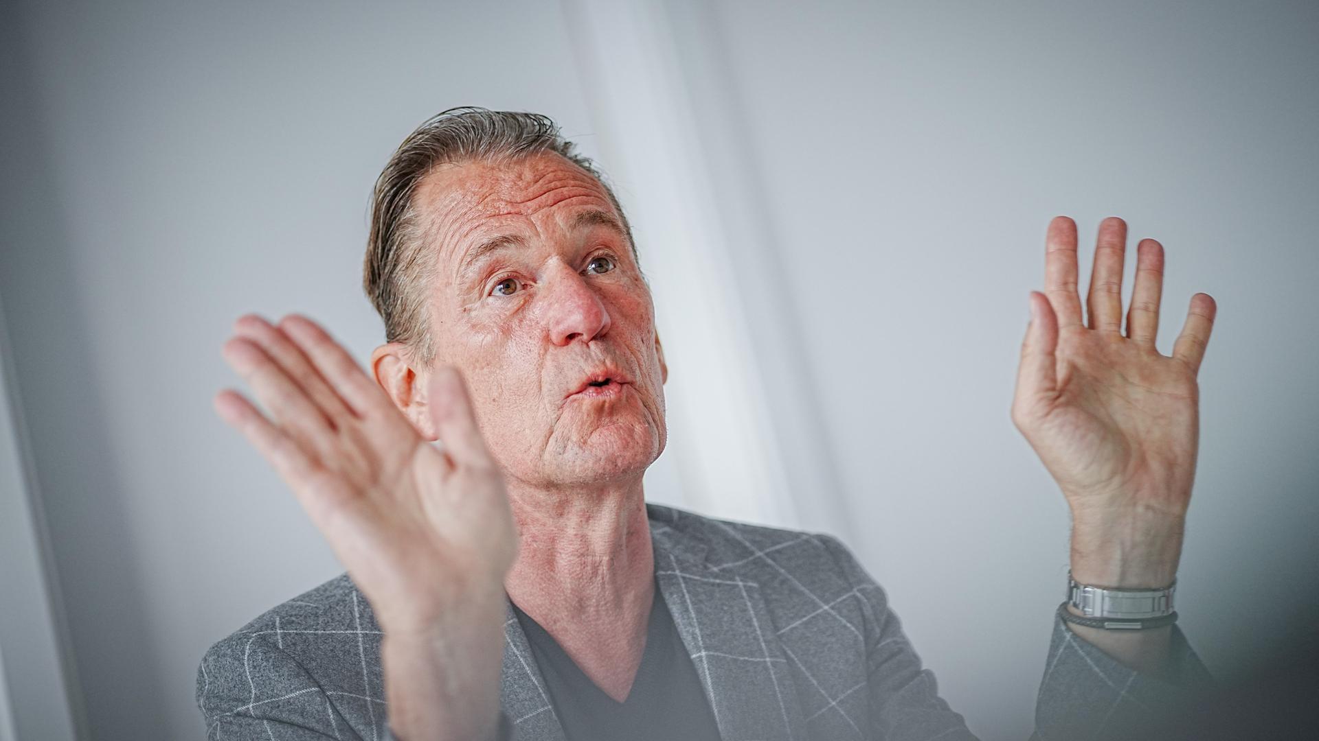 Der Chef von dem Springer-Verlag, Mathias Döpfner. Er spricht und bewegt die Hände. Der Chef von dem Springer-Verlag, Mathias Döpfner. Er spricht und bewegt die Hände.
