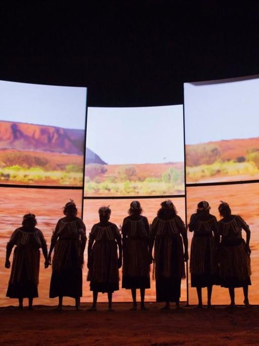 Lebensgroße Videoinstallationen führen in das Australien der sieben Schwestern, der Kungkarangkalpa.