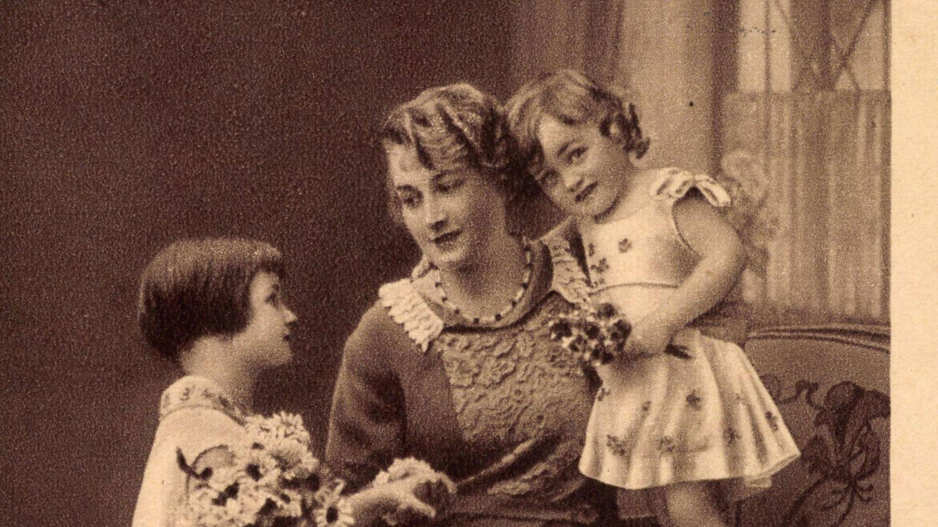 "Wir stellen und mit Liebe ein zum Glückwunsch Muttertag beim besten Mütterlein". Postkarte von 1933
