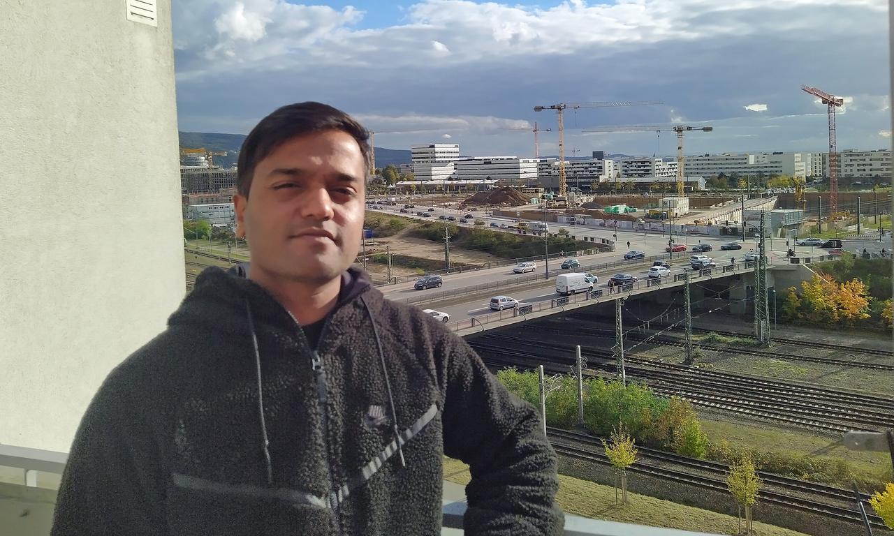Ein junger Mann auf einem Balkon schaut in die Kamera Ein junger Mann auf einem Balkon schaut in die Kamera