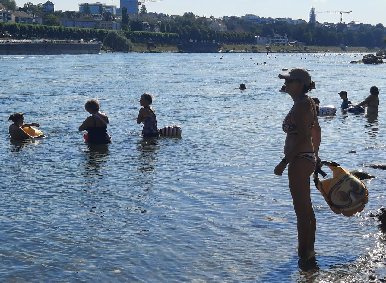 Viele Flussschwimmer in Basel haben einen "Wickelfisch" dabei. Viele Flussschwimmer in Basel haben einen "Wickelfisch" dabei.