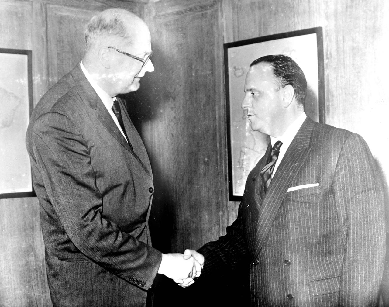 DIRECTOR GENERAL OF THE BBD BRITISH BROADCASING COMPANY HUGH CARLTON GREENE WITH SPANISH MINISTER SENOR DON MANUEL FRAGA IRIBARNE IN LONDON ; 27 NOVEMBER 1963, Copyright: Topfoto PUBLICATIONxINxGERxSUIxAUTxONLY UnitedArchivesIPU467544 DIRECTOR GENERAL OF THE BBD BRITISH BROADCASING COMPANY HUGH CARLTON GREENE WITH SPANISH MINISTER SENOR DON MANUEL FRAGA IRIBARNE IN LONDON ; 27 NOVEMBER 1963, Copyright: Topfoto PUBLICATIONxINxGERxSUIxAUTxONLY UnitedArchivesIPU467544