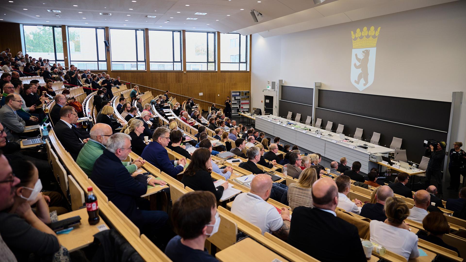 Gut gefüllt ist der Hörsaal der Freien Universität Berlin in Dahlem bei der Verhandlung des Verfassungsgerichts. Das Verfassungsgericht verhandelt über die Gültigkeit der Berliner Wahl 2021. Gut gefüllt ist der Hörsaal der Freien Universität Berlin in Dahlem bei der Verhandlung des Verfassungsgerichts. Das Verfassungsgericht verhandelt über die Gültigkeit der Berliner Wahl 2021.