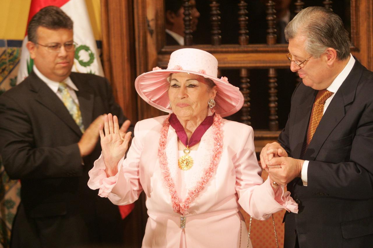 Yma Sumac bei einer Ehrung im Regierungspalast von Peru im Jahr 2006 Yma Sumac bei einer Ehrung im Regierungspalast von Peru im Jahr 2006