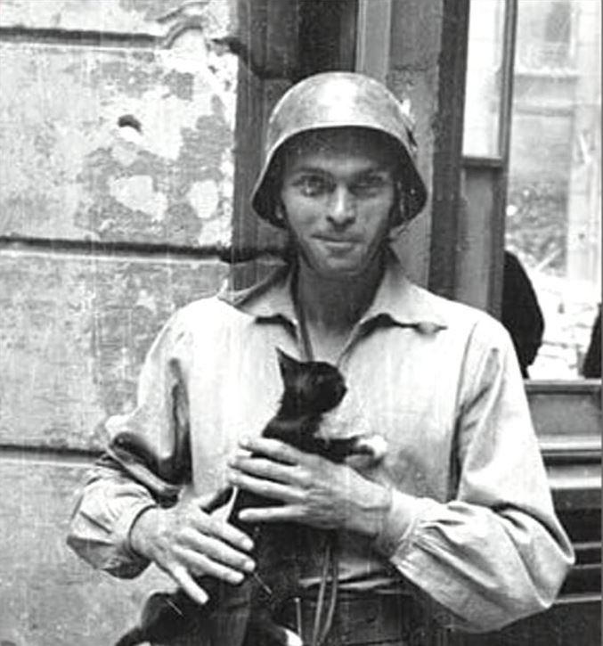 Der Speerwerfer Eugeniusz Lokajski wurde zum Fotograf des Warschauer Aufstandes. Der Speerwerfer Eugeniusz Lokajski wurde zum Fotograf des Warschauer Aufstandes.