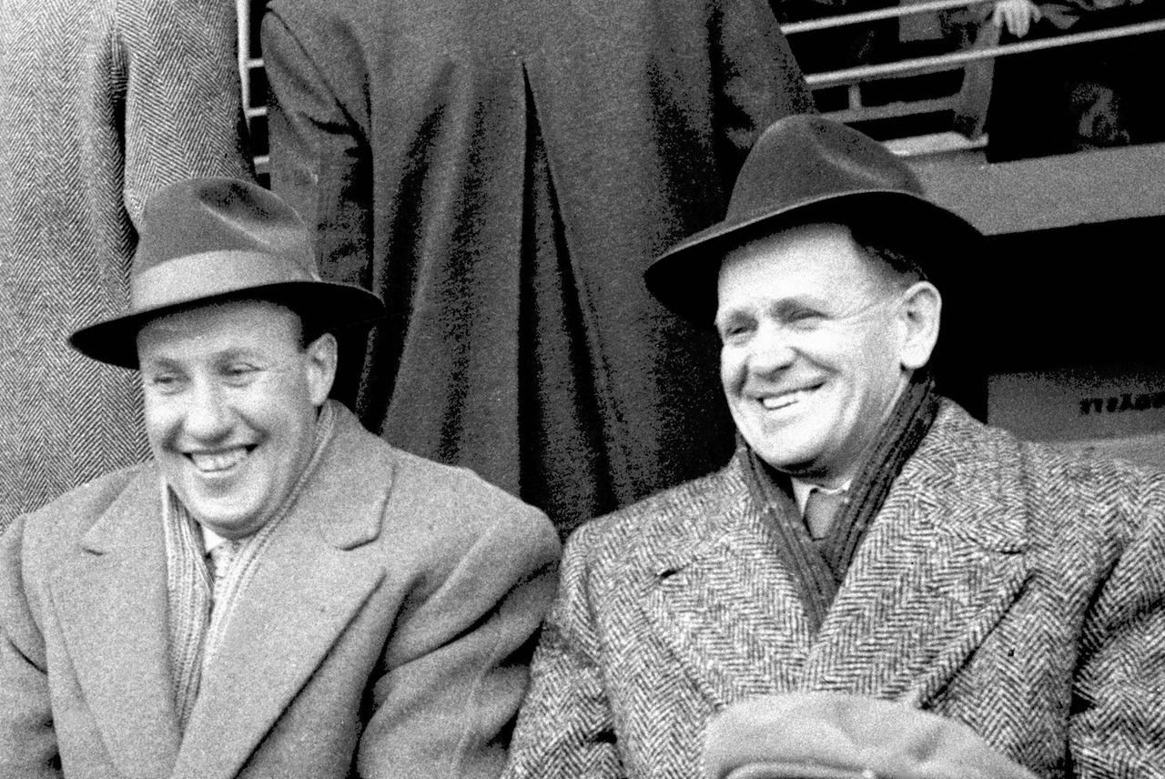 Sepp Herberger (r.) und sein Co-Trainer Helmut Schön 1957. Sepp Herberger (r.) und sein Co-Trainer Helmut Schön 1957.