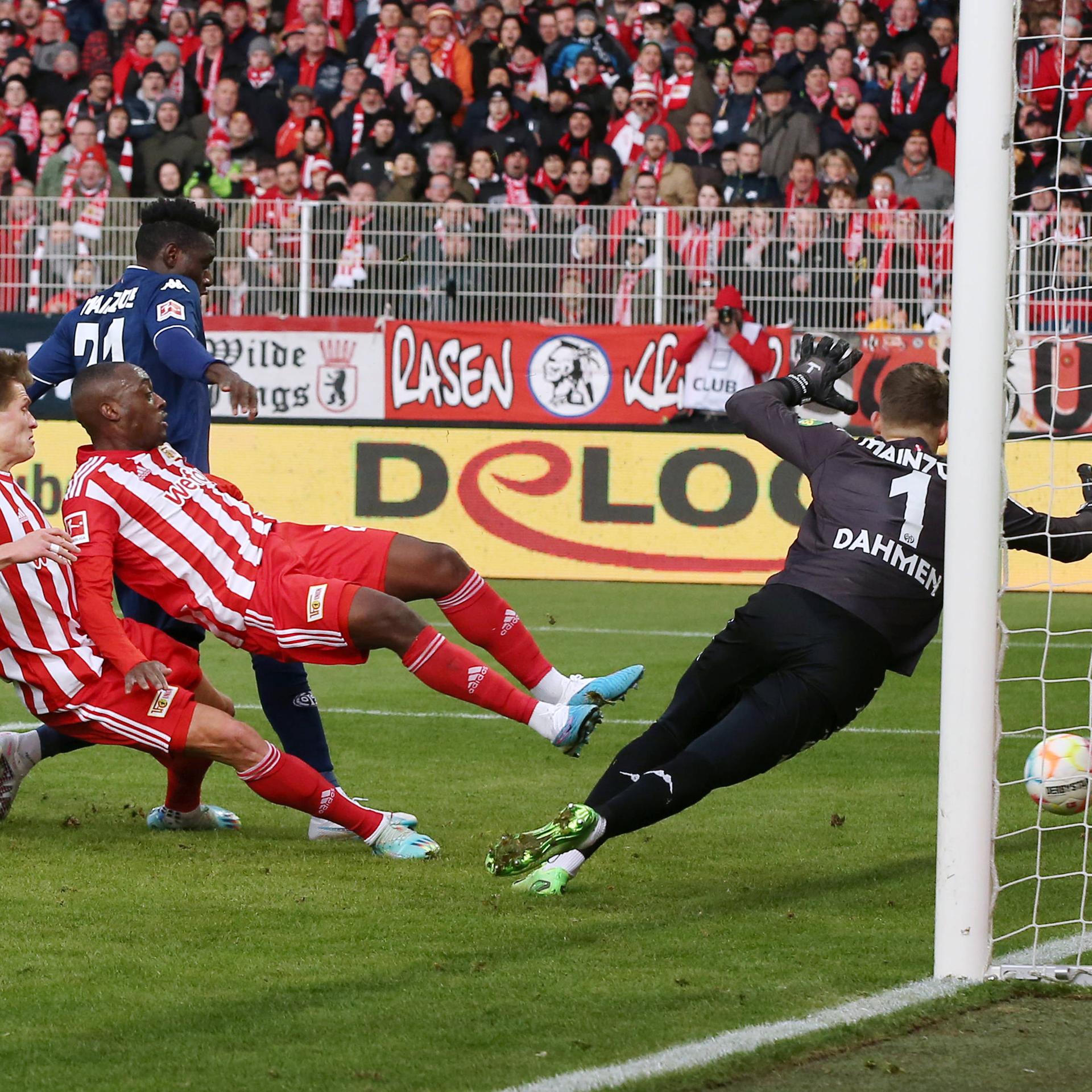 Unions Stürmer Kevin Behrens erzielt das Tor zum 1:0 gegen den Mainzer Torwart Finn Dahmen