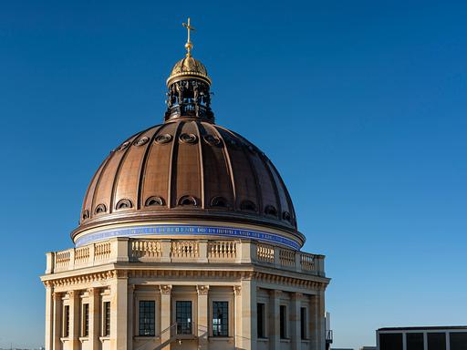 Die Kuppel vom Neuen Stadtschloss mit dem Humboldt Forum vor blauem Himmel