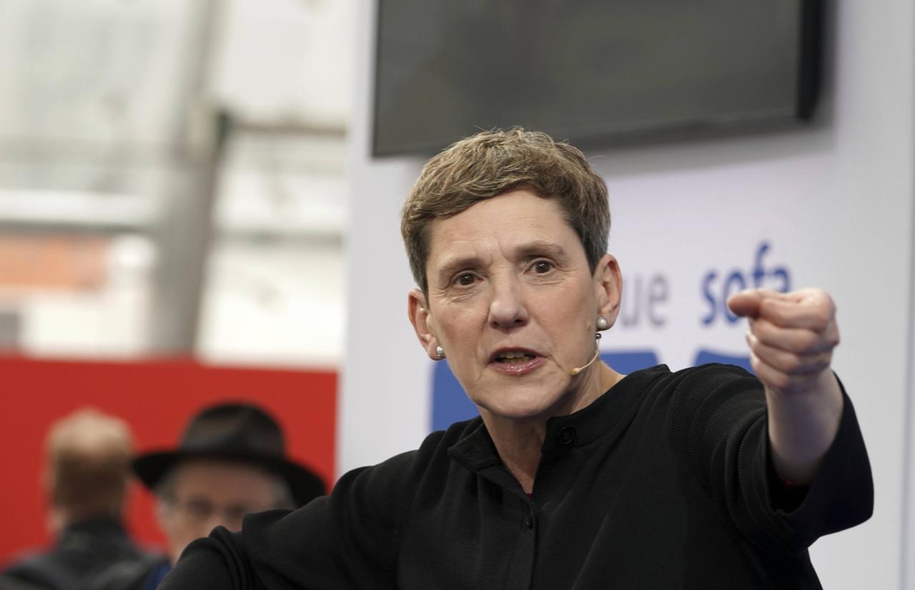 Felicitas Hoppe, kurze braune Haare, Perlohrringe, schwarzes Oberteil, gestikuliert energisch. Felicitas Hoppe, kurze braune Haare, Perlohrringe, schwarzes Oberteil, gestikuliert energisch.