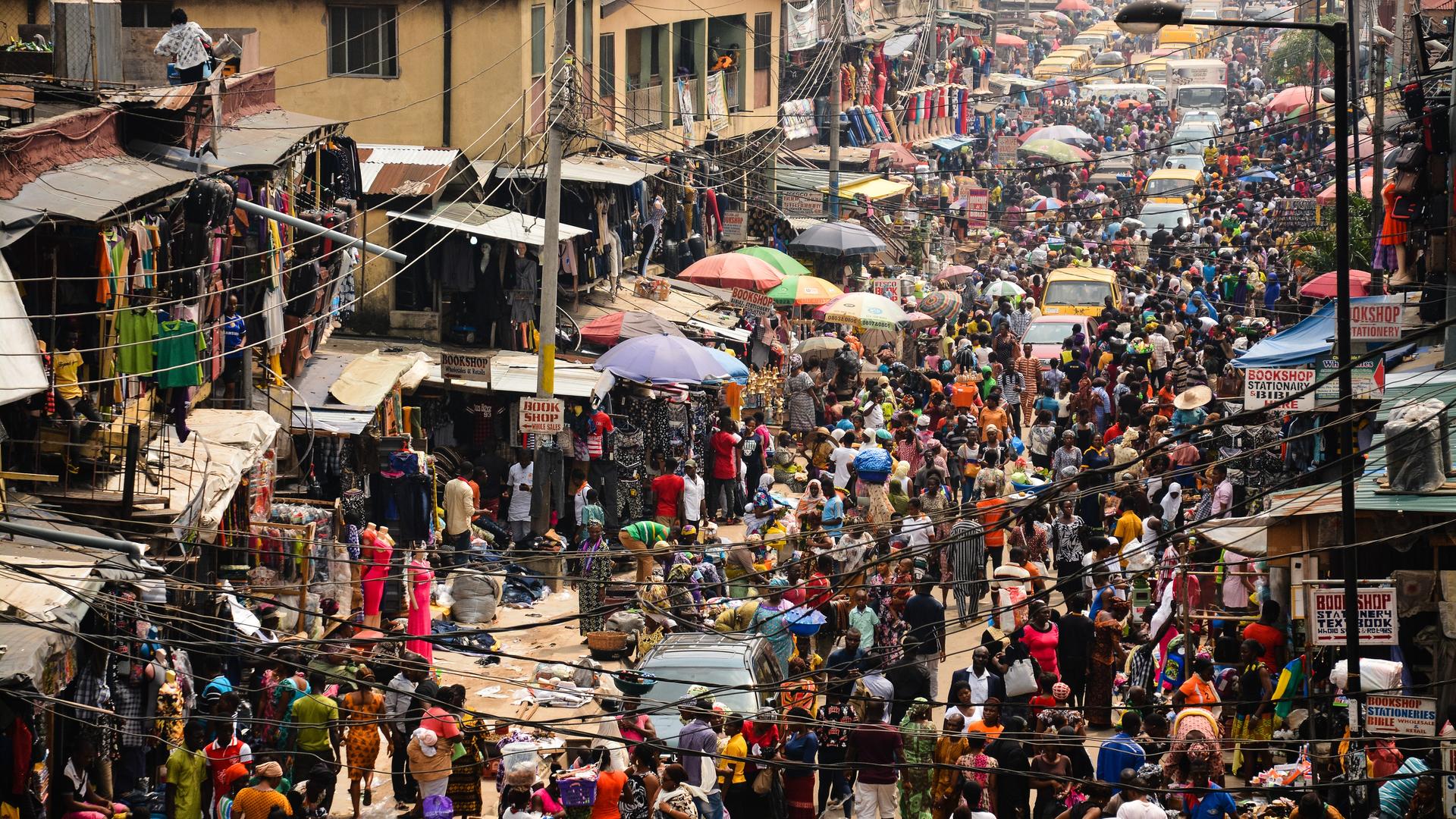 Blick auf den von Menschen überfüllten Oshodi Markt in Lagos, Nigeria 