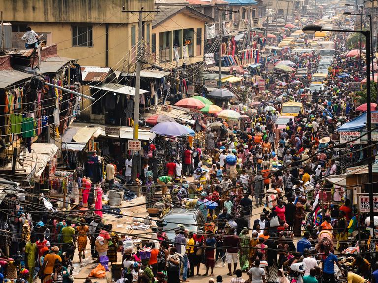Blick auf den von Menschen überfüllten Oshodi Markt in Lagos, Nigeria 